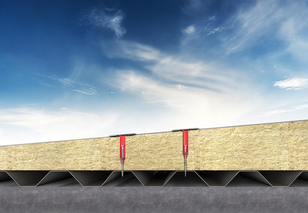 Höhenverstellbar und flexibel einsetzbar – das BSA-Befestigungssystem eignet sich optimal für Flachdächer mit Stahlprofiltafeln und unterschiedliche Dämmstärken. 
Bildquelle: SFS

