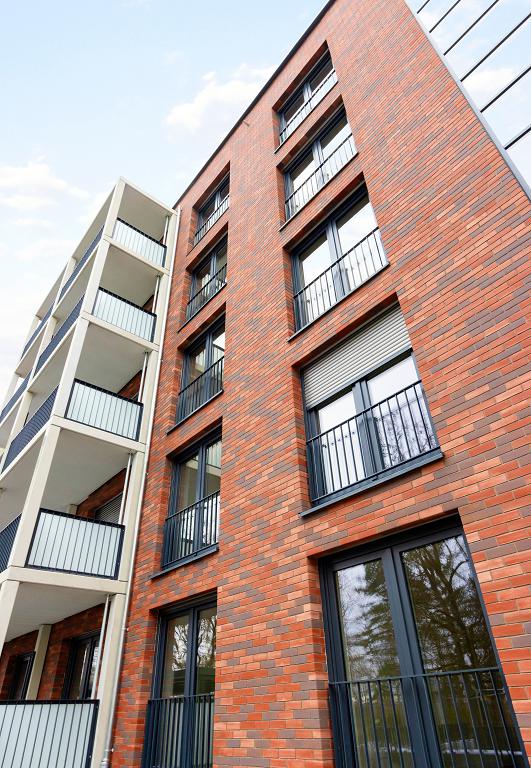 Im Zuge der Modernisierung wurde das Bestandsgebäude um ein zusätzliches Geschoss in Holzbauweise ergänzt, die Gebäudehülle energetisch auf den neuesten Stand gebracht und vorgestellte Balkonanlagen installiert. 
Bildquelle: SFS
