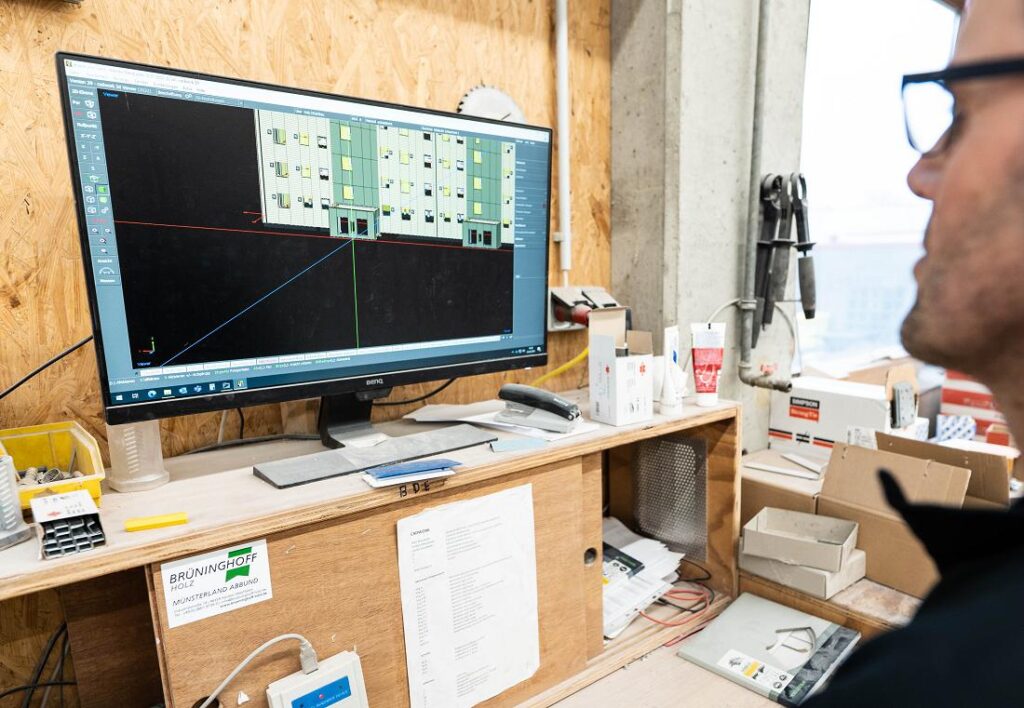 Die Brüninghoff Group arbeitet durchgängig digital, integral und im BIM-Modell. So ist eine ausgeprägte Vernetzung zwischen Ingenieuren und Architekten, aber auch mit der werkseigenen Fertigung von Brüninghoff gewährleistet.
Foto: Brüninghoff
