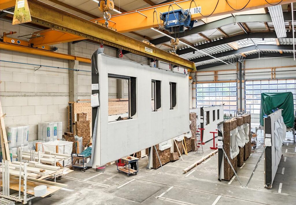 Brüninghoff stellt unter anderem vorgefertigte tragende und nichttragende Elemente aus Holz in den eigenen Werken her. 
Foto: Brüninghoff
