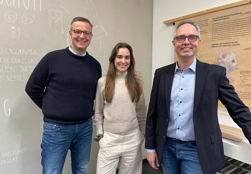 Stehen der Lockerung der Berichtspflicht kritisch gegenüber: Frank Steffens, CEO und Managing Director bei Brüninghoff, Isabelle Rumpenhorst, Referentin für Nachhaltigkeit bei Brüninghoff, und Jan Wenker, Group Director Sustainability und Innovation bei Brüninghoff.
Foto: Brüninghoff
