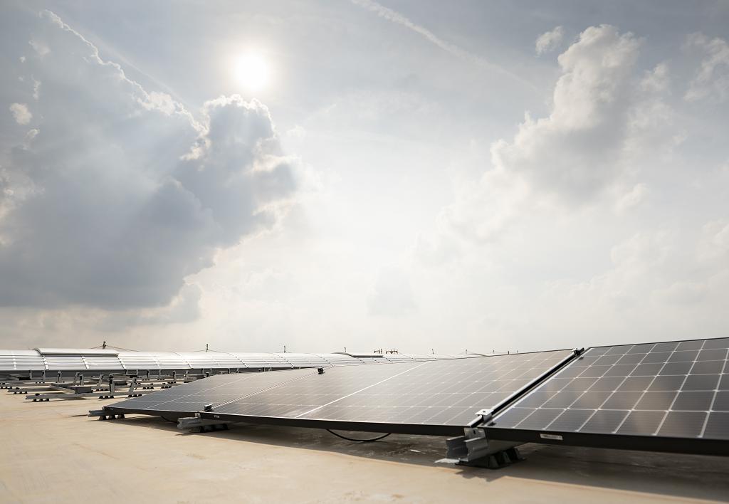 Zur Reduzierung von Emissionen setzt Brüninghoff bereits auf 100 Prozent Strom aus erneuerbaren Quellen. Um den selbst erzeugten Anteil zu erhöhen, sollen außerdem auf den eigenen Flächen Photovoltaik-Anlagen ausgebaut und Speichersysteme installiert werden.
Foto: Brüninghoff

