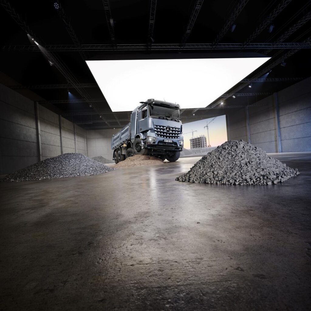 Robust, kraftvoll – und nun auch vollelektrisch: Mercedes-Benz Trucks präsentiert auf der bauma 2025 den neuen eArocs 400/Robust, powerful – and now also all-electric: Mercedes-Benz Trucks presents the new eArocs 400 at bauma 2025 