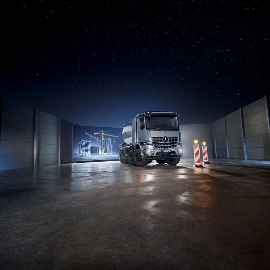 Robust, kraftvoll – und nun auch vollelektrisch: Mercedes-Benz Trucks präsentiert auf der bauma 2025 den neuen eArocs 400/Robust, powerful – and now also all-electric: Mercedes-Benz Trucks presents the new eArocs 400 at bauma 2025