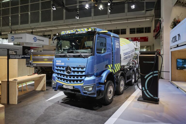 Mercedes-Benz Trucks präsentiert auf der bauma 2025 den neuen eArocs 400