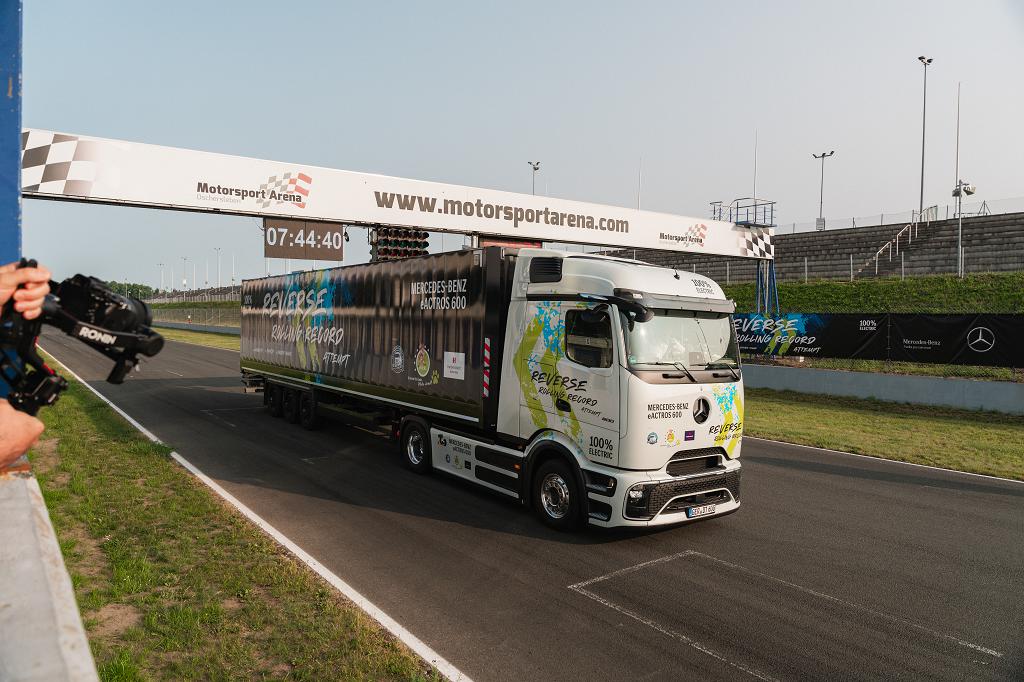 Bildunterschrift
Start der Rückwärtsfahrt mit dem Mercedes-Benz eActros 600 in Oschersleben
Copyright
© Daimler Truck AG