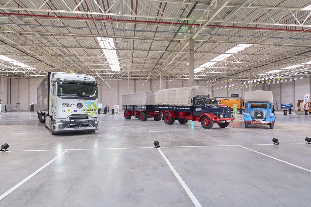 Bildunterschrift
Daimler Truck Global Parts Center in Halberstadt, Sachsen-Anhalt: Logistikstandort für weltweite Ersatzteilversorgung von Mercedes-Benz Trucks feierlich eröffnet
Copyright
Daimler Truck AG