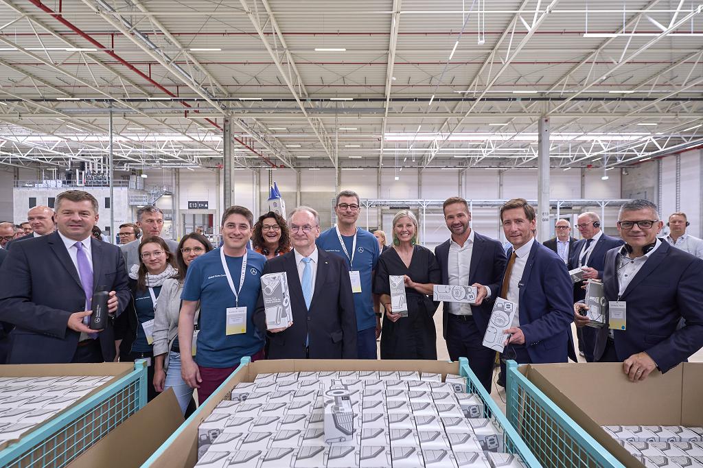 Bildunterschrift
Daimler Truck Global Parts Center in Halberstadt, Sachsen-Anhalt: Logistikstandort für weltweite Ersatzteilversorgung von Mercedes-Benz Trucks feierlich eröffnet
Copyright
Daimler Truck AG