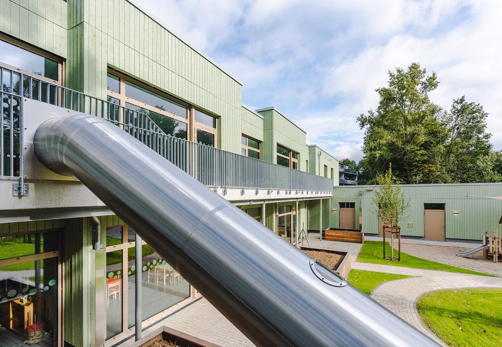 Der Außenbereich bietet viele Spielmöglichkeiten und wurde in die Hanglage eingebettet. Foto: Brüninghoff