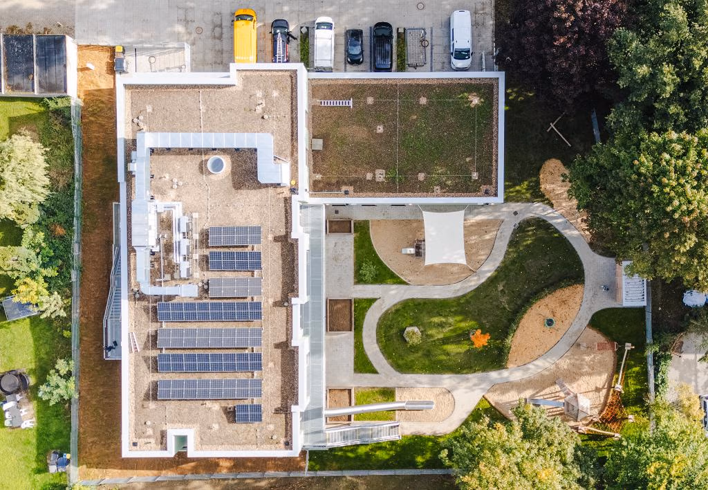 Eine leistungsstarke Photovoltaikanlage ist auf dem begrünten Flachdach installiert. Foto: Brüninghoff