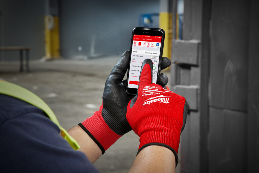 Besonders umfangreich ist bei Milwaukee das Sortiment an Arbeitshandschuhen, darunter auch Modelle mit Smartswipe-Funktion für die Benutzung von Touchscreens mobiler Endgeräte.