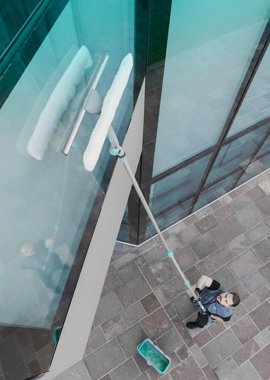 Alle Bestandteile des Sortiments für die professionelle Fensterreinigung sind mit
einer Teleskopstange verbindbar, so dass auch hohe Fenster ergonomisch und effizient gereinigt werden
können.