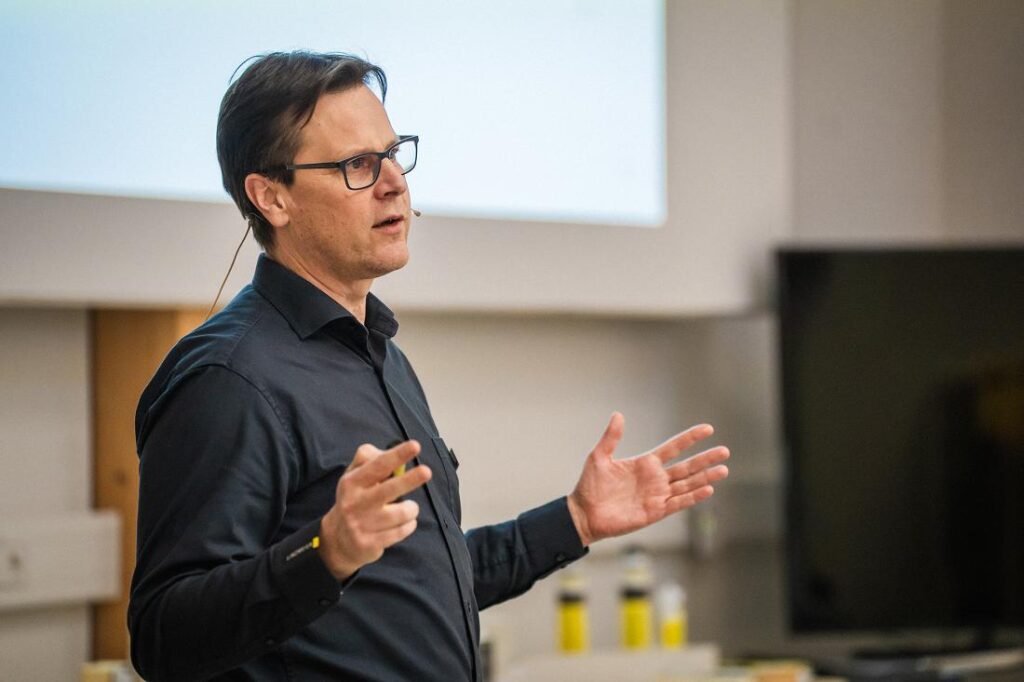 Andreas Däbel ( links ) , Leiter der Anwendungstechnik, berichtete unter anderem über die Neuerungen des ZVDHs