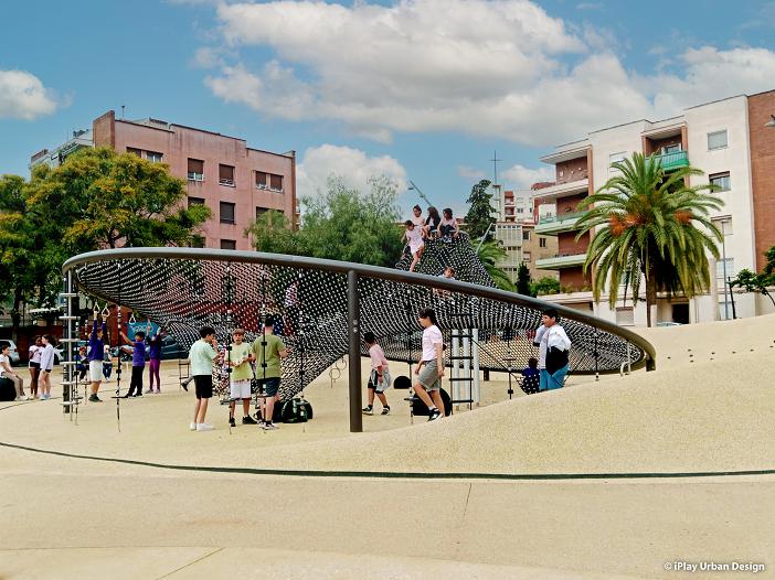 Die Berliner Seilfabrik freut sich, im Rahmen des Projekts des Monats das neueste Highlight vorzustellen: den Spielplatz am Plaza del Canòdrom in Barcelona. Mit der innovativen Berliner Masche setzt das Unternehmen neue Maßstäbe in der Spielplatzgestaltung.