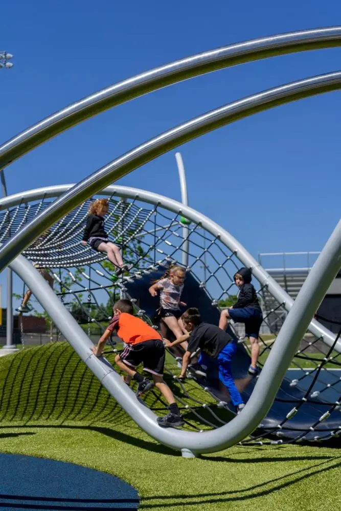 barrierefreier Spielplatz, Gedenkpark und Berliner Seilfabrik