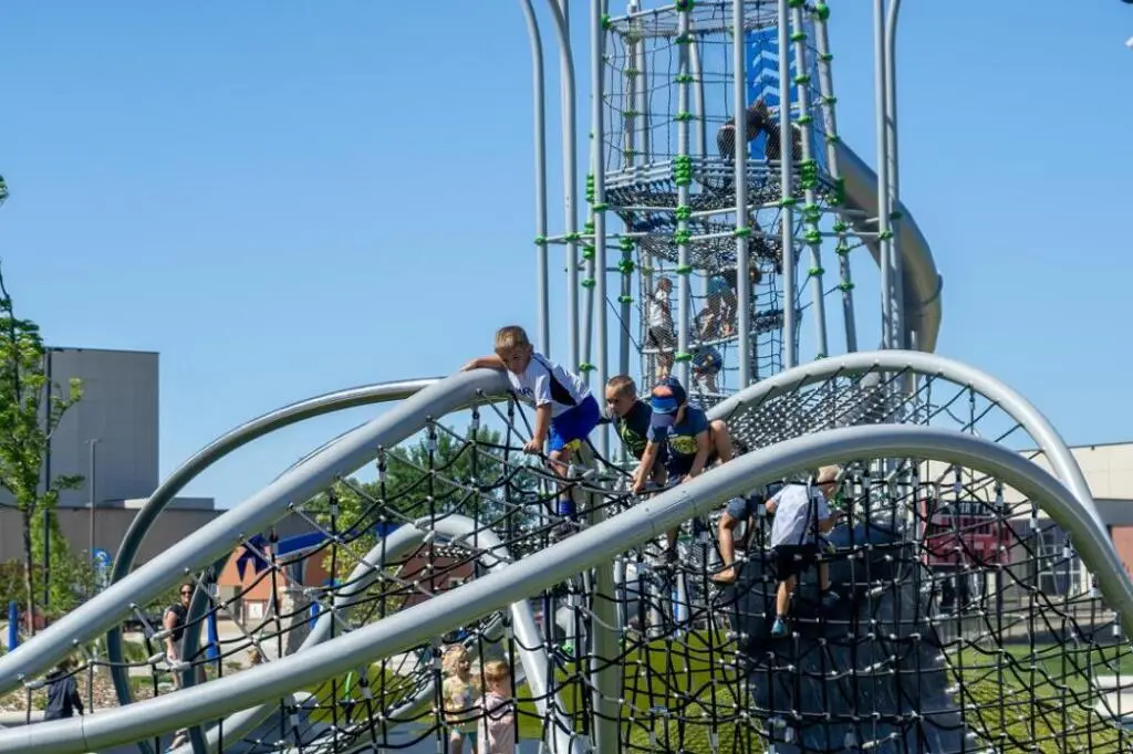 barrierefreier Spielplatz, Gedenkpark und Berliner Seilfabrik