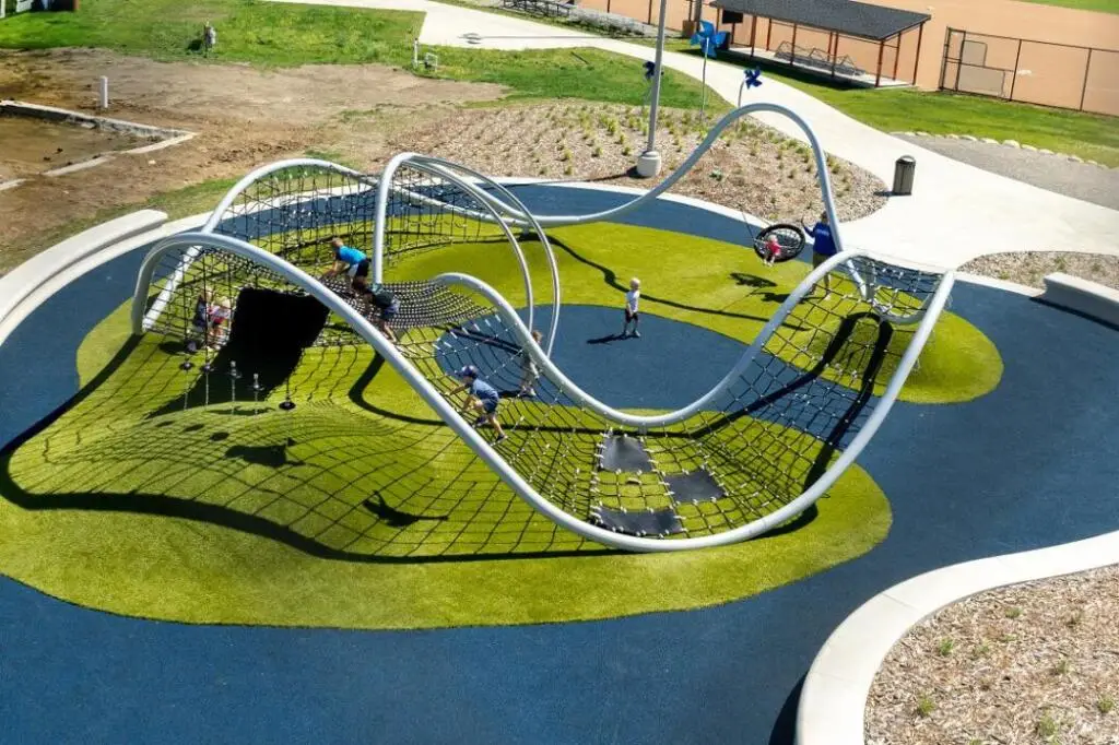 barrierefreier Spielplatz, Gedenkpark und Berliner Seilfabrik