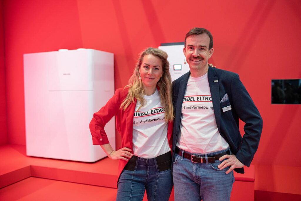 Frank Röder, Leiter Technical Services von Stiebel Eltron, und Moderatorin Dr. Ines Marbach.