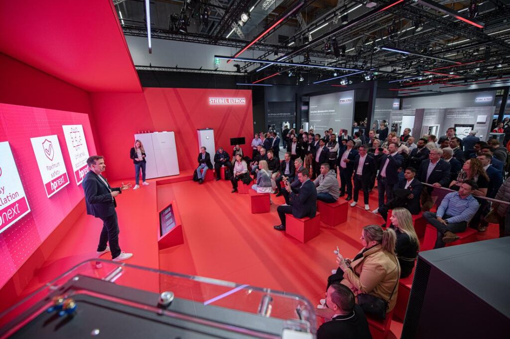 	Publikumserfolg: Die stündlich präsentierte wpnext-Show von Stiebel Eltron lockte viele Besucher auf den Stand des Unternehmens. Frank Röder, Leiter Technical Services von Stiebel Eltron, und Moderatorin Dr. Ines Marbach führten sympathisch und kompetent durch die 15-minütige Show.