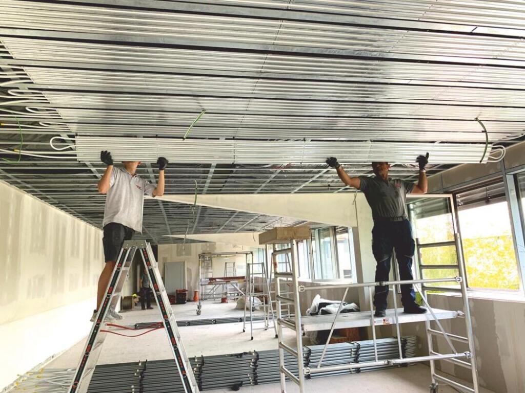 Diese hocheffiziente Raumklimatisierung kann im Neubau, in der Sanierungen und in denkmalgeschützten Gebäuden eingebaut werden. Denn sie kommt ohne aufwendige Installationsarbeiten aus. Schütz bietet verschiedene Einbaumöglichkeiten an: Im Bild das Click-Modul System für eine einfache Anbringung.