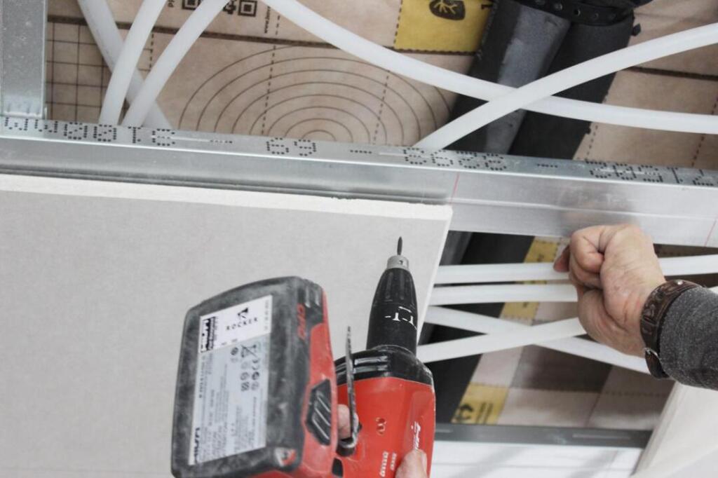 Die hocheffiziente Deckentemperierung von Schütz bietet sich gerade auch bei niedrigen Raumhöhen an. Der Aufbau benötigt lediglich 54 mm für die Unterkonstruktion und standardmäßig 10 mm für die Sichtdecke.