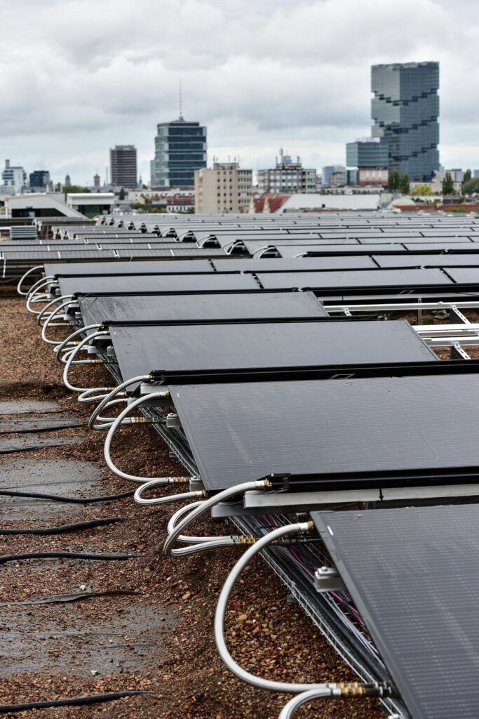 Auf dem Dach des Berliner Bürogebäudes Dockyard wurden rund 1.300 Quadratmeter SOLINK-Kollektorfläche mit dem ZinCo-Systemaufbau „SolarVert“ montiert. Die Anlage ist derzeit die größte PVT-Anlage Deutschlands.