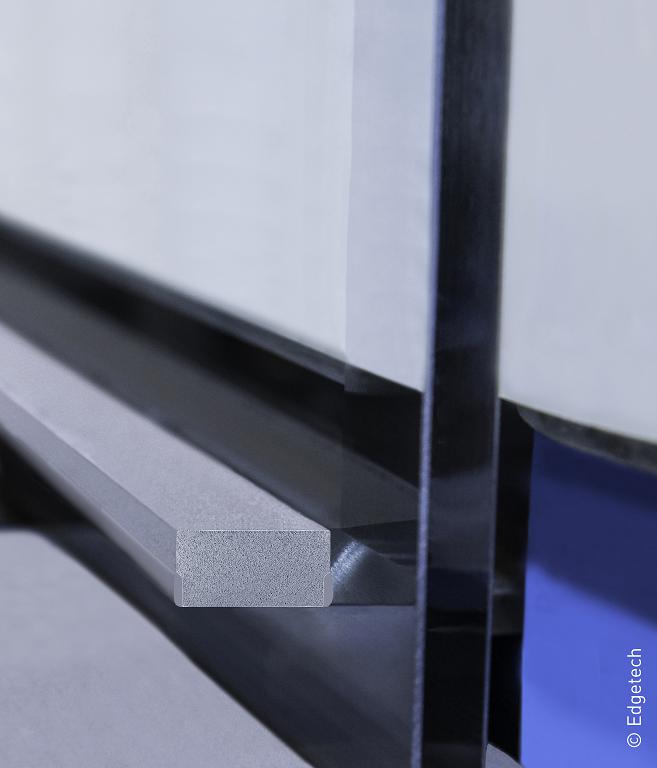 Bild: "Super Spacer Abstandhalter im Isolierglasaufbau – Detailansicht der warmen Kante"