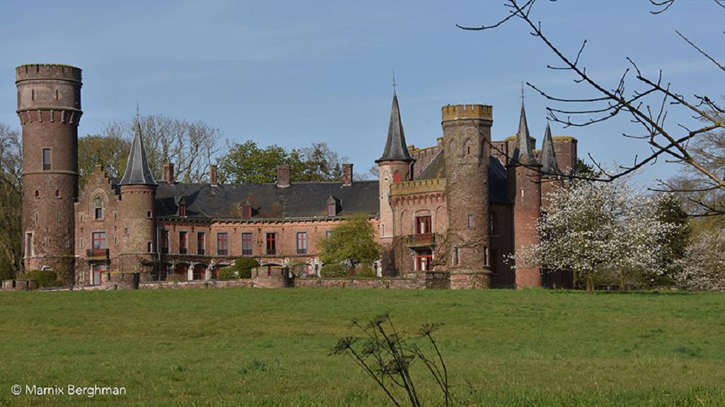 Alte Eichenrahmen im Schloss Wynendaele mit neuer Wärmedämmung

Flämisches Kulturerbe restauriert mit FINEO Vakuumisolierglas