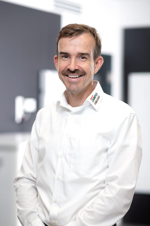 Der Referent für das Live-Webinar für interessierte Endkunden, Frank Röder, ist seit mehr als 20 Jahren in der Heizungsbranche tätig und Experte für Wärmepumpen und Solaranlagen bei Stiebel Eltron. Er ist Installateur und Fachplaner für Systemlösungen zur Nutzung von Erneuerbaren Energien. 