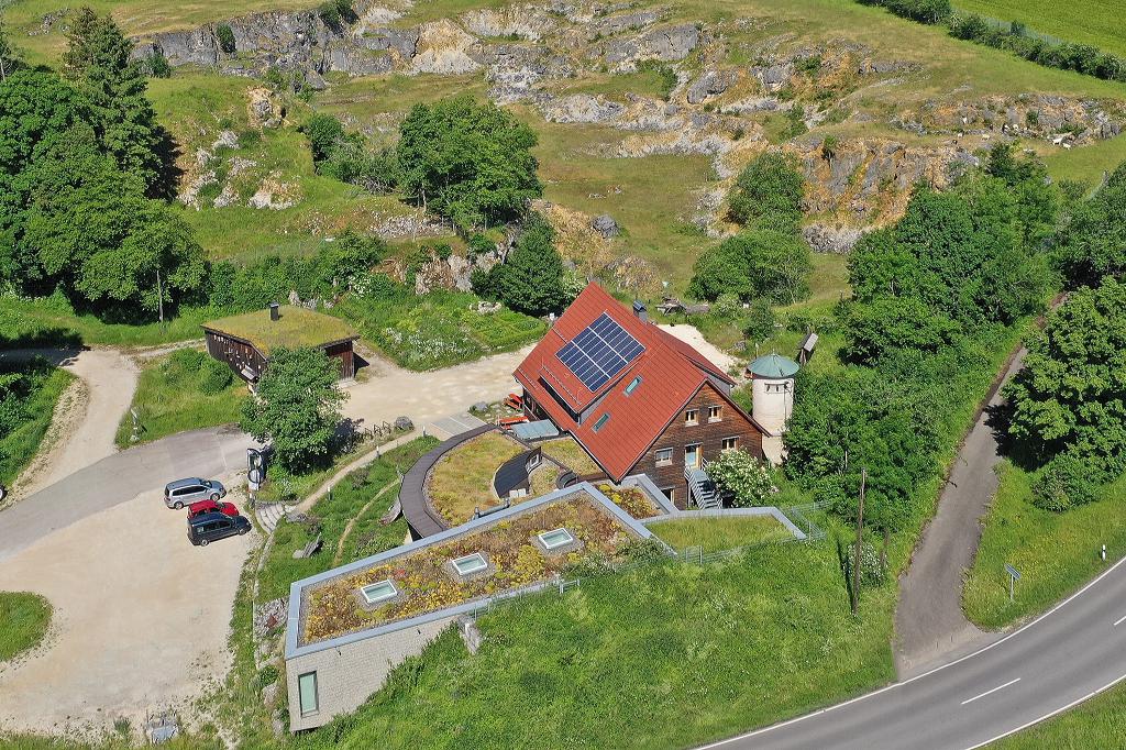 Das Naturschutzzentrum Schopflocher Alb begeistert mit viel Grün auf den Gebäudedächern.