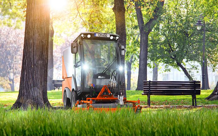 Flexibel für den Ganzjahreseinsatz, rückenschonend für den Fahrer: der Citymaster 650 mit werkzeuglosem Gerätewechsel.