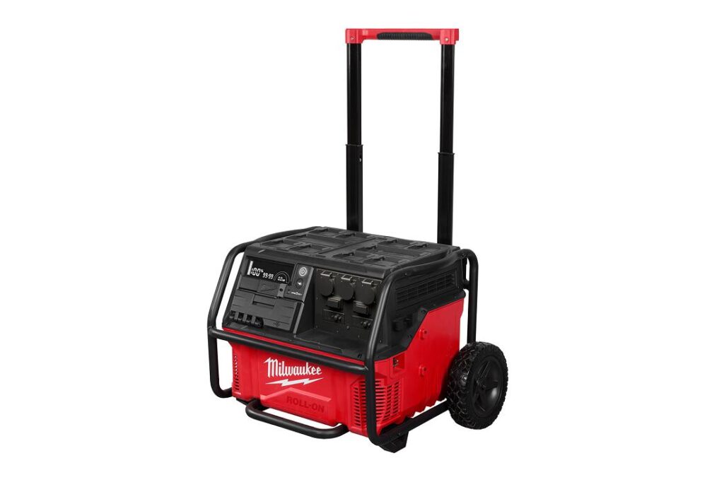 Der mobile Roll-On-Generator IRPSUOP2500 bietet eine Spitzenleistung von 7,2 kW und ist ausgelegt für eine Dauerlast von 3,6 kW. Drei Netzsteckdosen ermöglichen den Betrieb von kabelgebundenen Geräten oder das Aufladen von Akkus direkt auf der Baustelle.