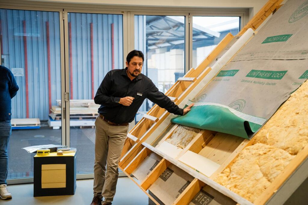 Im Praxisteil blieb viel Zeit für Detaillösungen, wie Dämmkeil, Gefälledämmung oder Dachdurchdringungen, Foto LINZMEIER