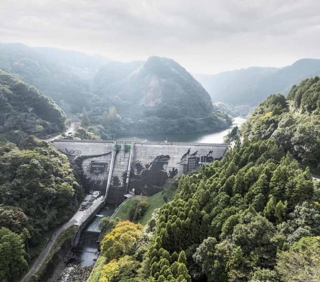 TM & © TOHO CO., LTD. Bild bereitgestellt von Kärcher Kärcher zeichnete mithilfe von Hochdruckreinigern eine Darstellung der bekannten Filmfigur Godzilla auf die Betonoberfläche des Iwayagawachi-Staudamms in der japanischen Präfektur Saga. 