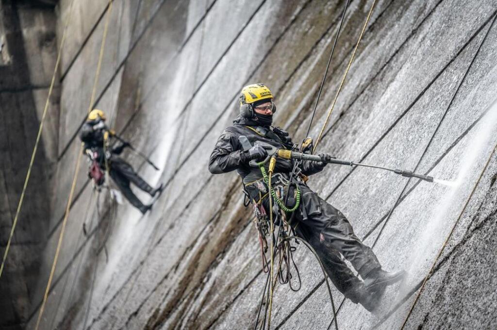 Für die Arbeiten seilten sich die Kletterer, ausgerüstet mit Hochdrucklanzen, von der Dammkrone ab. 
