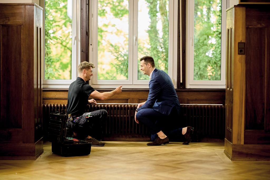 Für Zehnder Charleston Austausch stehen Standardmodelle mit Anschlussmaßen für bestehende Stahl- und Gussradiatoren zur Verfügung. Bei passenden Anschlussmaßen können vorhandene Anschlüsse weiter genutzt und Stemmarbeiten am Mauerwerk vermieden werden.