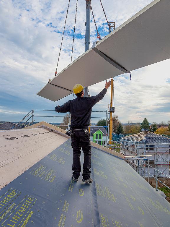 Schnelle und effiziente Verlegung der LINITHERM PAL XXL – Dämmplatten im Großformat. Foto Linzmeier.