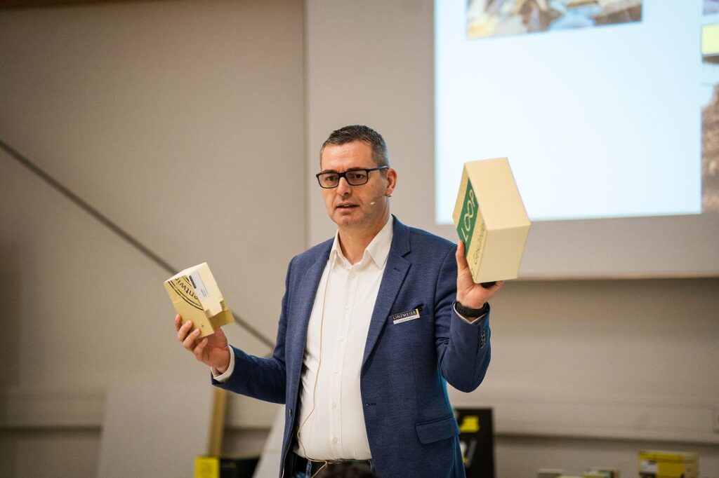 Sven Schreiber ( rechts ), Vertriebsleiter LINITHERM Süd, stellte das umfangreiche LINZMEIER Produktportfolio vor, Fotos LINZMEIER