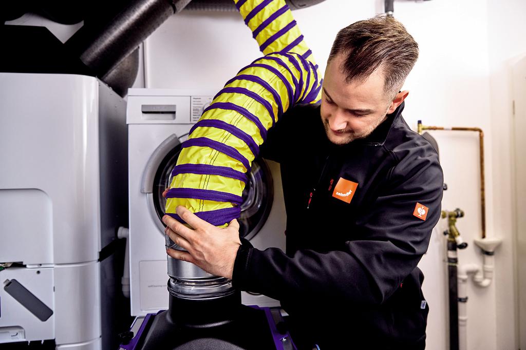 Absaugeinheit zur Reinigung eines Zehnder Komfort-Lüftungssystems.