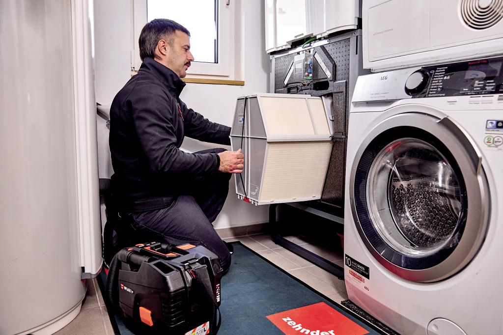 Bei der ergänzenden professionellen Reinigung des Komfort-Lüftungsgeräts werden auch einzelne Komponenten wie Wärme- oder Enthalpietauscher, Sensoren und Ventilatoren fachgerecht gereinigt und gewartet.