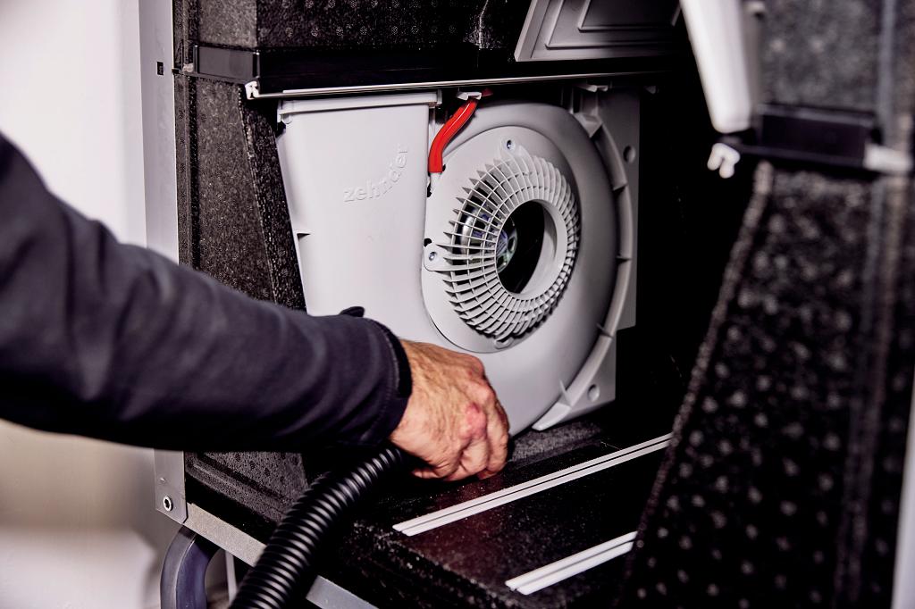 Bei der ergänzenden professionellen Reinigung des Komfort-Lüftungsgeräts werden auch einzelne Komponenten wie Wärme- oder Enthalpietauscher, Sensoren und Ventilatoren fachgerecht gereinigt und gewartet.