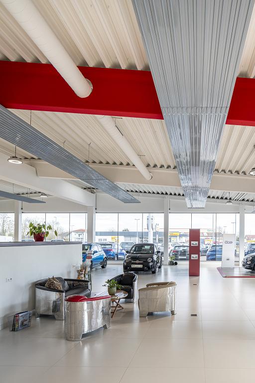 Ausstellungshalle des Autoland Pocking mit Zehnder ZFP Deckenstrahlplatten