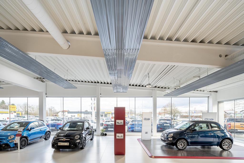 Ausstellungshalle des Autoland Pocking mit Deckenstrahlplatten