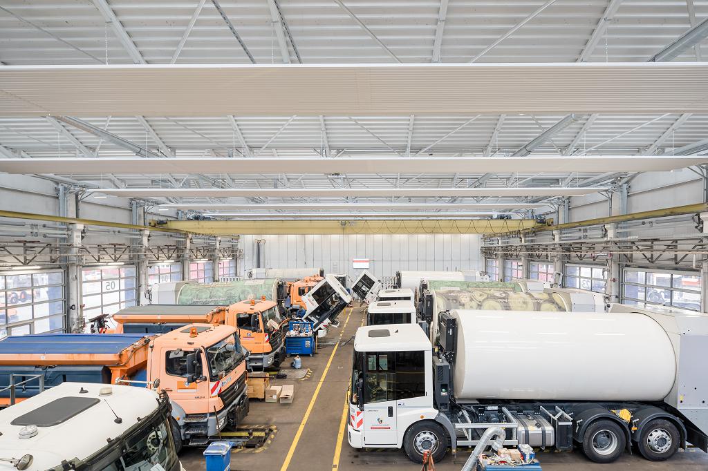 Die Sanierung umfasste neben der Installation von Deckenstrahlplatten Zehnder ZFP auch die energetische Erneuerung der Gebäudehülle, die Installation einer modernen LED-Beleuchtung sowie die Erweiterung der PV-Anlage.