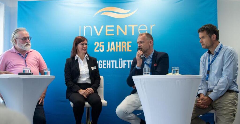 Beim inVENTer-Expertenforum suchten die Teilnehmer nach Antworten auf den Spagat der Wohnraumlüftung zwischen Vorteilen und Vorurteilen. Die Expertenrunde v.l.n.r.): Joachim Schrader (unabhängiger Gebäudeenergieberater und Inhaber der Werkgemeinschaft BAUEN + ENERGIE), Annett Wettig (GF inVENTer), Ralph Grillitsch (Geschäftsführer Stadtwerke Stadtroda & Wohnungsgesellschaft) sowie Sascha Haugk (TGA-Fachplaner und Geschäftsführer IBA Gebäudetechnik/Gera)