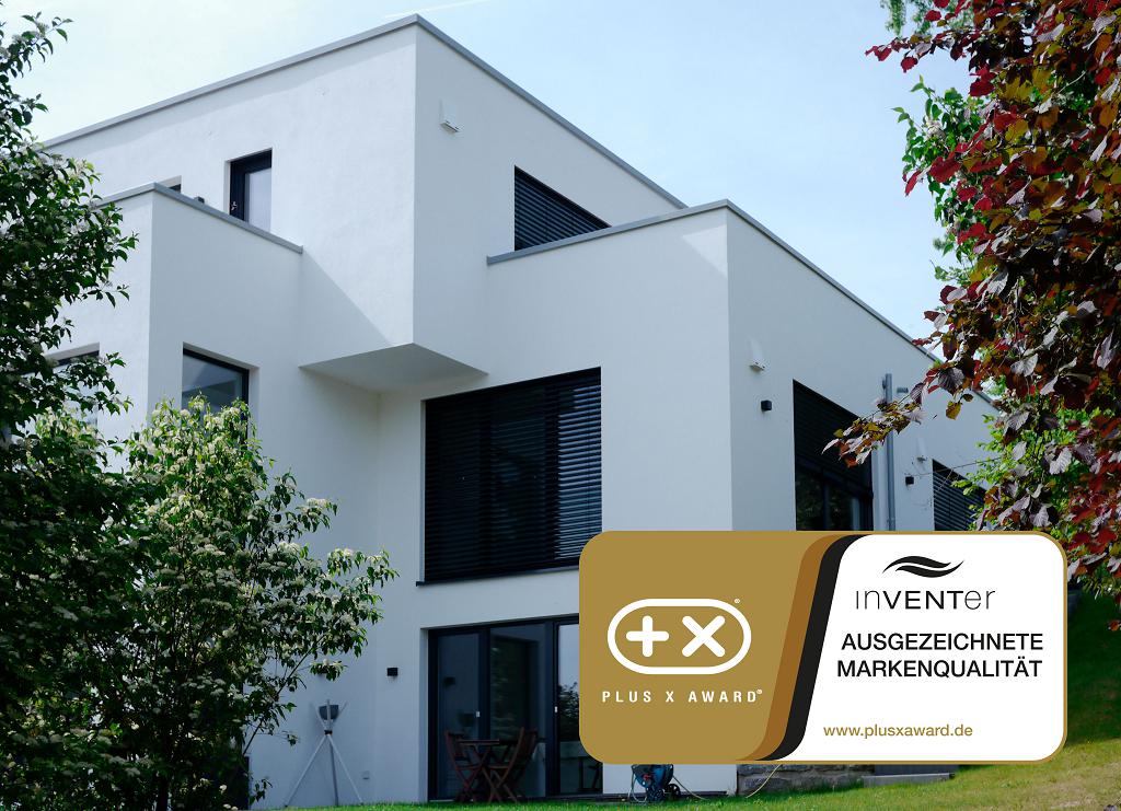 Als Spezialist für Lüftungstechnik mit Wärmerückgewinnung für den Wohnraum bis zur Schule und Gewerbe bietet inVENTer moderne Lüftungsgeräte, die den gestiegenen Anforderungen der Branche hinsichtlich Energieeffizienz und Wohngesundheit gerecht wird. Bildquelle: Werkgemeinschaft Bauen + Energie, Fotografie Natalie Sommer