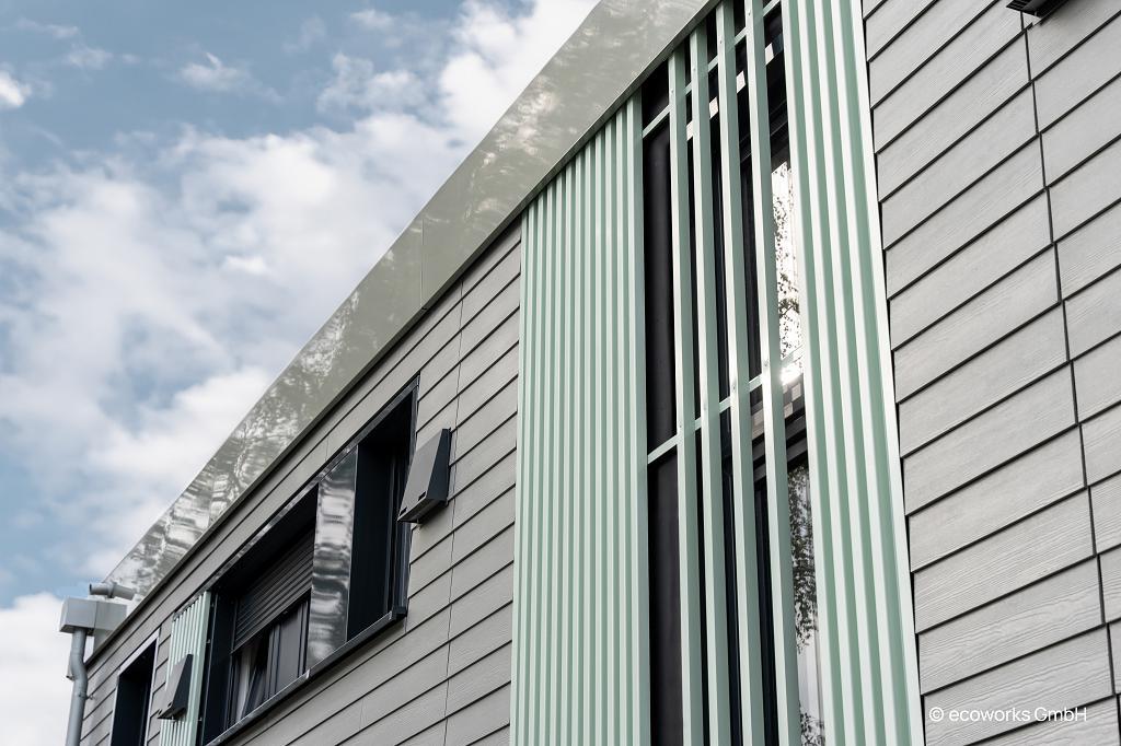 Klimafreundlich saniert: Mit dem inVENTer iV-Zero Prefab in der vorgefertigten Fassade zirkuliert die Luft auch in gut gedämmten Gebäuden – für einen hohen Wohnkomfort. Bildquelle: ecoworks GmbH