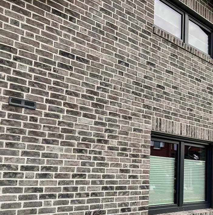 Das Nordic-Außengitter ist speziell auf Klinkersteinhöhe optimiert. Diese Eigenschaft macht den inVENTer-Nordplex ideal für den Einsatz in typisch norddeutschen Klinkerfassaden, wo er sich nahtlos in das Gesamtbild einfügt und gleichzeitig eine effektive Lüftung gewährleistet.