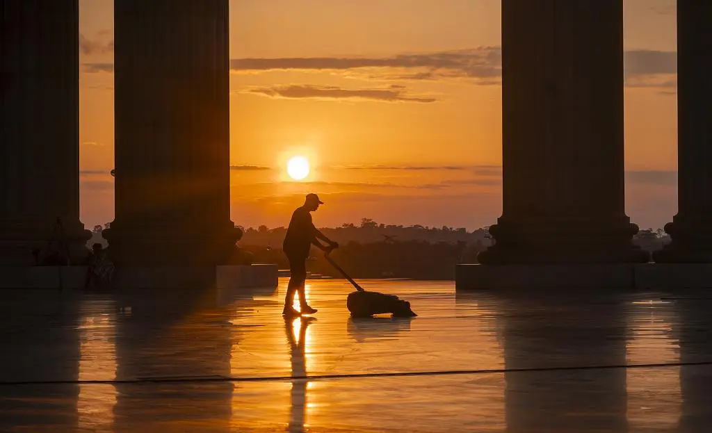 In Yamoussoukro an der Elfenbeinküste wurde die weltgrößte Kirche 
Notre-Dame de la Paix (Unserer Lieben Frau vom Frieden) gereinigt. 