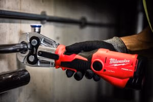 Kompakt und kraftvoll – das Akku-Presswerkzeug M12 ONEHPT von Milwaukee